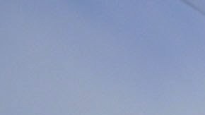 Turistas toman fotografías del avión "HK617" monomotor colombiano utilizado por Escobar para enviar su primer envío de cocaína a los Estados Unidos que se exhibe en la entrada del parque temático Hacienda Nápoles en el municipio de Puerto Triunfo, departamento de Antioquia. Colombia.