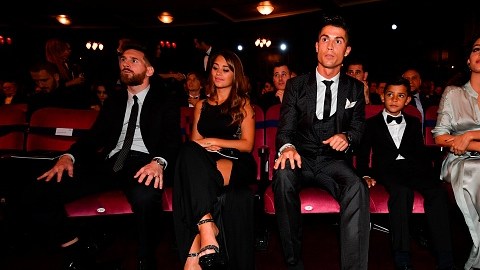 Imagen de archivo de Lionel Messi y Cristiano Ronaldo con sus parejas: Antonella Roccuzzo y Georgina Rodríguez, respectivamente