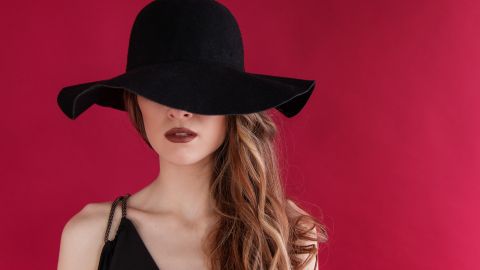 Las mujeres que visten de negro lucen más inteligentes.