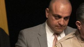 El sheriff Villanueva (d) junto al agente Mandoyan (i). / twitter: @ktla.