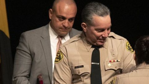 El sheriff Villanueva (d) junto al agente Mandoyan (i). / twitter: @ktla.