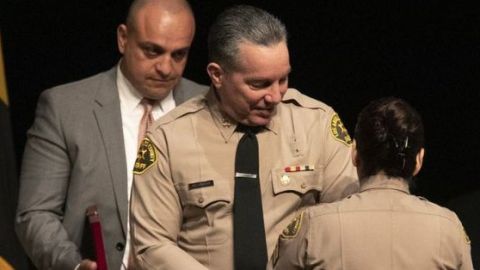 El sheriff Villanueva (d) junto al agente Mandoyan (i). / twitter: @ktla.