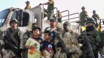 Aficionados del América aprovecharon para tomarse fotos con efectivos militares en Ciudad Juárez