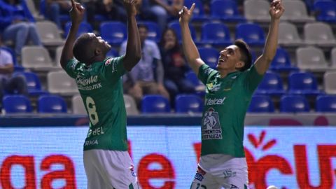 Joel Campbell y Ángel Mena celebran uno de los tres goles del triunfo de León