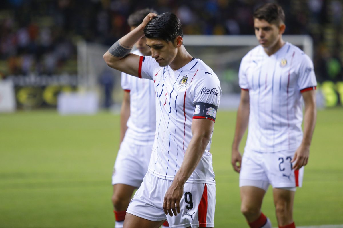 Alan Pulido y sus compañeros en Chivas se lamentan de la situación del equipo. 