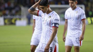 Alan Pulido y sus compañeros en Chivas se lamentan de la situación del equipo.