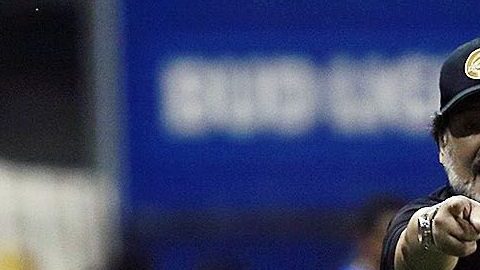 El legendario Diego Armando Maradona pone condiciones para quedarse a dirigir a Dorados, por dos años más.