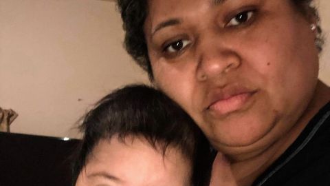 Clara Salas, 41, sobreviviente de cáncer junto a su nieta. (Suministrada)