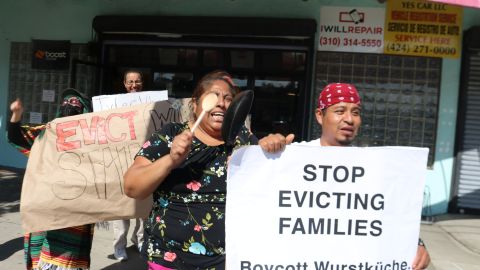 Patricia Sánchez y su esposo Carlos siguen en el limbo porque los propietarios de la casa que habitan en Venice los quiere lanzar a la calle / fotos: Jorge Luis Macías.