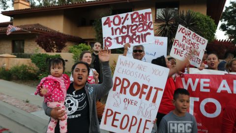 Ruidosos manifestantes irrumpieron la paz en el exclusivo barrio de Patton Court, en San Marino. (Jorge Macías/ La Opinión)