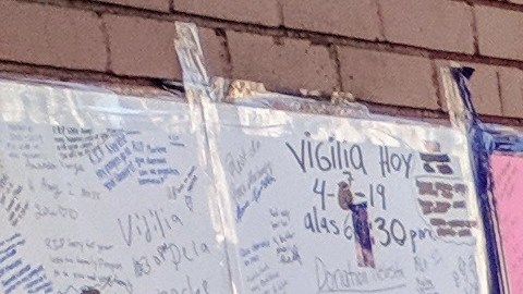 El memorial que honra a las hermanas Lorenzo se encuentra en la intersección de las calles 37th y Broadway en el sur centro de Los Ángeles. (Jacqueline García)