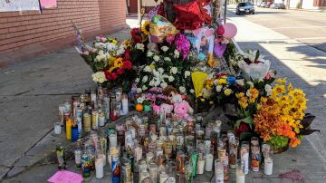 El memorial que honra a las hermanas Lorenzo se encuentra en la intersección de las calles 37th y Broadway en el sur centro de Los Ángeles. (Jacqueline García)