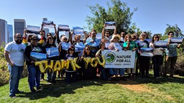 Un grupo de medioambientalistas se reunió el miércoles para mostrar apoyo en la presentación de una propuesta de ley que beneficiaría las montañas de San Gabriel. (Jacqueline García)