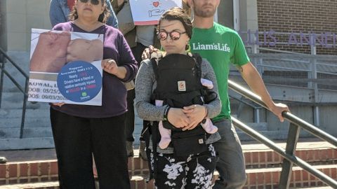 Marcus Kowal y Mishel Eder, padres de Liam, un niño que murió atropellado por una conductora ebria, abogaron por la ley AB 1713. (Jacqueline García)