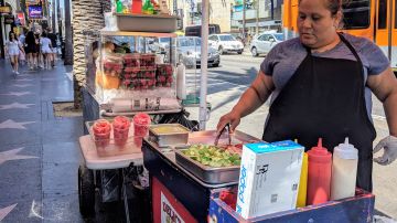 Jessica Jandres, 35, vende frutas y hot dogs en la esquina de Highland y Hollywood. (Jacqueline García)