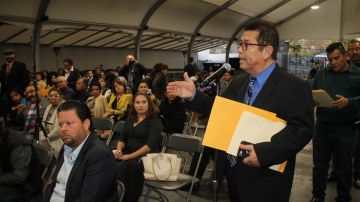 Juan José Gutiérrez, consejero nacional MORENA en Los Ángeles, presentó la propuesta del sufragio efectivo (Jorge Macías/La Opinión)