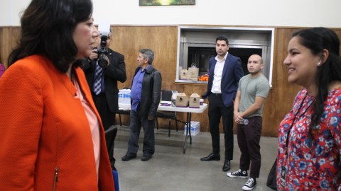 La supervisora del condado, Hilda Solís habla con Verónica Polanco, vicepresidente del Consejo Vecinal de Boyle Heights (Jorge Macías)