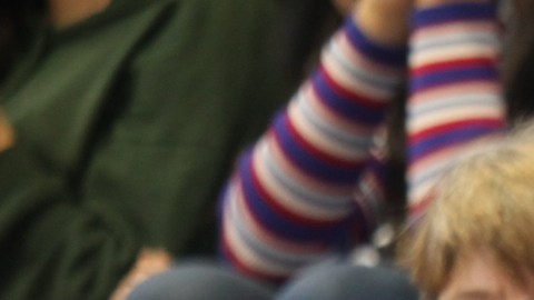 Estudiantes de Montebello H.S. escuchan atentos al Secretario de Estado, Alex Padilla, quien llegó a la escuela a inspirarlos para involucrarse en los cambios que quieren ver. (Jorge Macías)