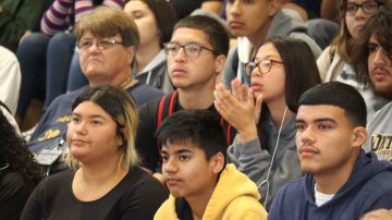 Estudiantes de Montebello H.S. escuchan atentos al Secretario de Estado, Alex Padilla, quien llegó a la escuela a inspirarlos para involucrarse en los cambios que quieren ver. (Jorge Macías)