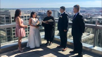 Nancy y Christopher Gutierrez en su boda el año pasado en el estado de Washington. (Suministrada)
