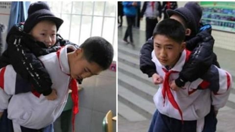 Un niño carga con su amigo discapacitado.