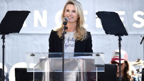 Jennifer Siebel Newsom habla durante la Marcha de Mujeres el 19 de enero de 2019 en Los Ángeles, California.