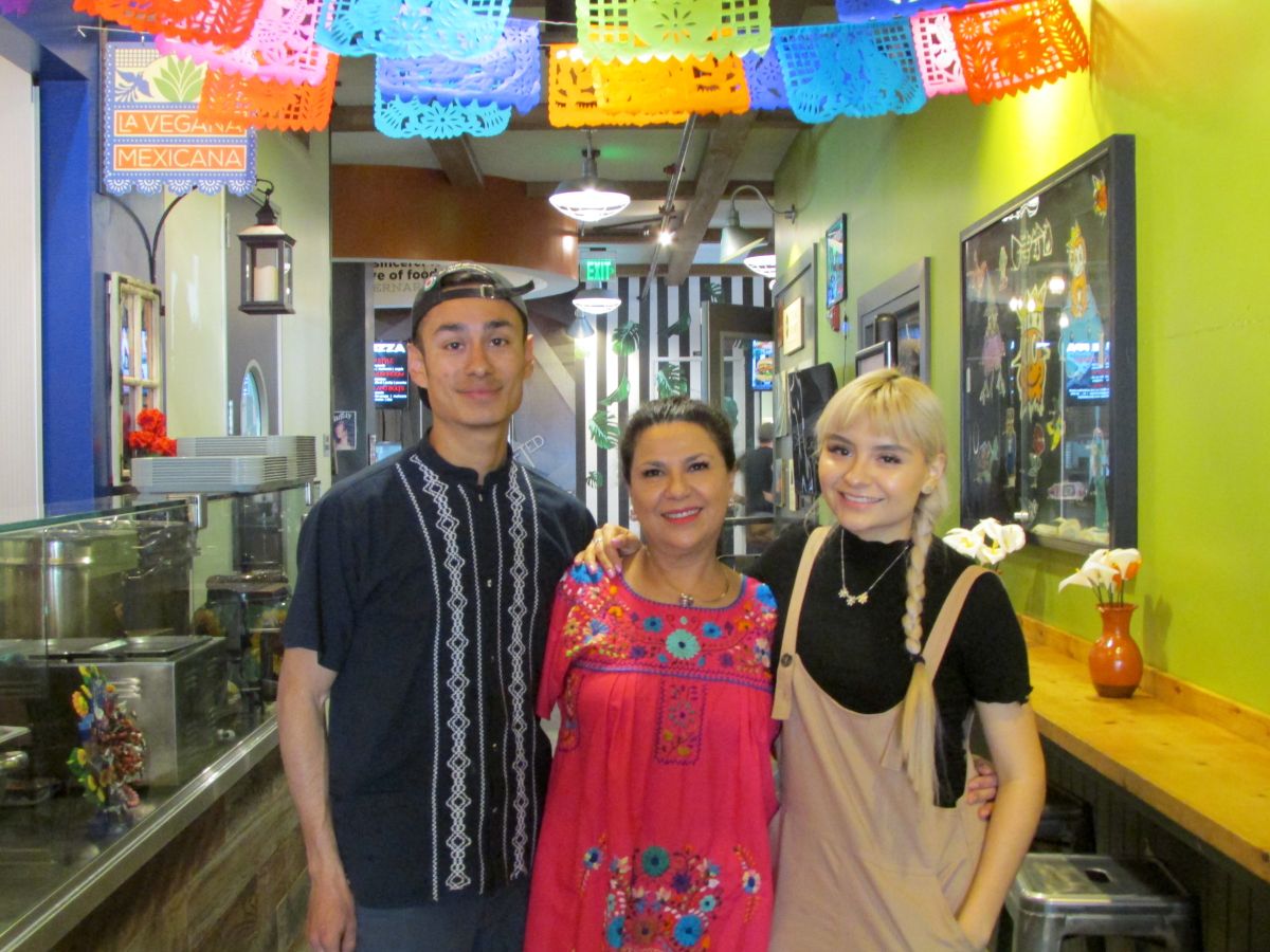 Loreta Ruiz y sus hijos Loreta y Alejandro Sierra son creadores del restaurante La Vegana Mexicana en Santa Ana. (Araceli Martínez/La Opinión).