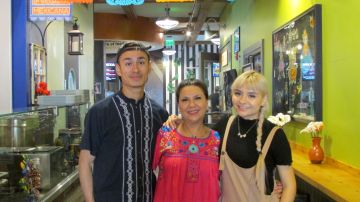 Loreta Ruiz y sus hijos Loreta y Alejandro Sierra son creadores del restaurante La Vegana Mexicana en Santa Ana. (Araceli Martínez/La Opinión).