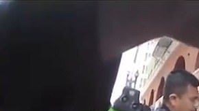 La policía disparó pelotas de goma contra el hombre.