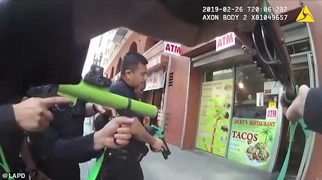 La policía disparó pelotas de goma contra el hombre.