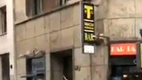 Fanáticos ultras de la Lazio honran a Benito Mussolini en las calles de Milán.