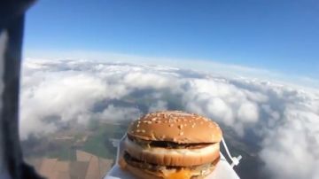 La hamburguesa fue colocada en una caja de unicel y con cámara Go Pro