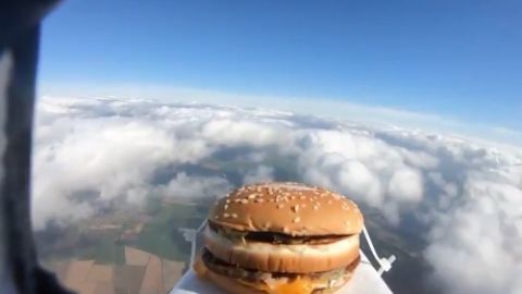 La hamburguesa fue colocada en una caja de unicel y con cámara Go Pro