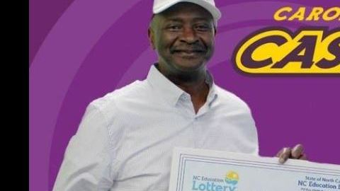 El feliz ganador ya posando con su cheque.