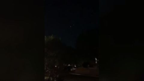 ¿Extraterrestres? Captan video de luces raras en el cielo tejano.