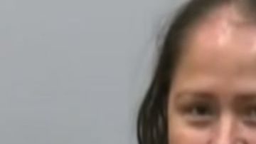 La mujer levantó su dedo pulgar al notar la presencia de las cámaras de prensa.