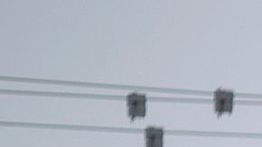 Una persona remueve la nieve del techo de una casa en enero del 2017 cuando una serie de fuertes tormentas de nieve llegó a la zona este de California.