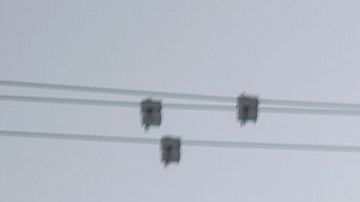 Una persona remueve la nieve del techo de una casa en enero del 2017 cuando una serie de fuertes tormentas de nieve llegó a la zona este de California.