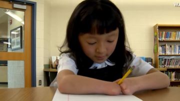 La maestra descubrió la habilidad de Sara de escribir en cursivas.