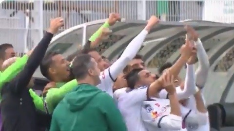 Jugadores del Youssoufia Berrechid se toman una selfie, tras conseguir un gol