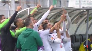 Jugadores del Youssoufia Berrechid se toman una selfie, tras conseguir un gol
