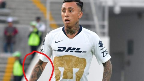 El jugador chileno de Pumas UNAM Martín Rodríguez y su 'tatuaje incómodo'.