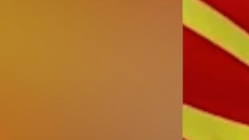 La madre se dio cuenta de las desagradables plumas en el pollo después de que su hija le había dado una mordida.