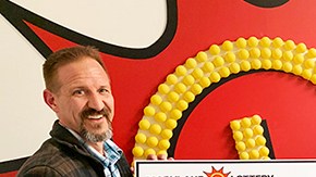 Los ganadores del premio del "Powerball 14" con su premio.