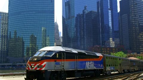 Metra ofrecerá viajes gratis a padres con sus niños este jueves.