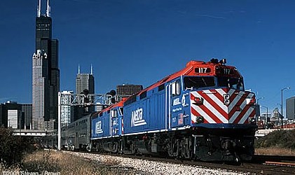 Los trenes en las líneas de servicio de Metra en Milwaukee District West y North Central se detuvieron el lunes por la mañana