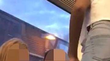 En el video, se ve cómo otras jóvenes de mofan del acoso a la viajera.