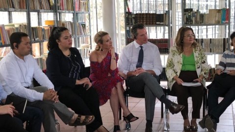 El gobernador de California y su pareja, Jennifer Siebel Newsom, escuchan a un grupo de personas en Panchimalco, El Salvador.