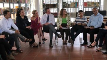 El gobernador de California y su pareja, Jennifer Siebel Newsom, escuchan a un grupo de personas en Panchimalco, El Salvador.