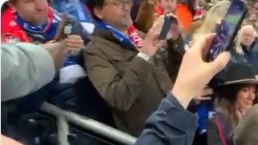 Neymar le propinó un puñetazo en el rostro a un aficionado